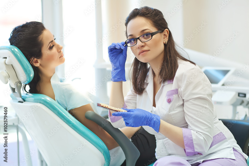 Obraz premium doctor and patient in dentist office 