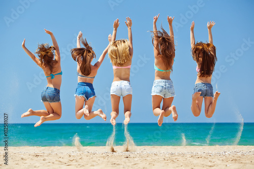 Group of relaxing teenager people on the beach © nuzza11