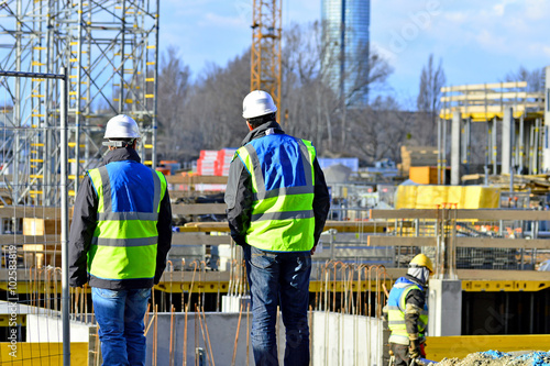 Poliere beim Besichtigen einer Baustelle