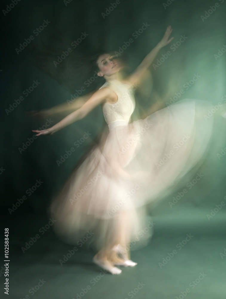 Obraz premium Ballet dancer woman in motion blur, ballerina