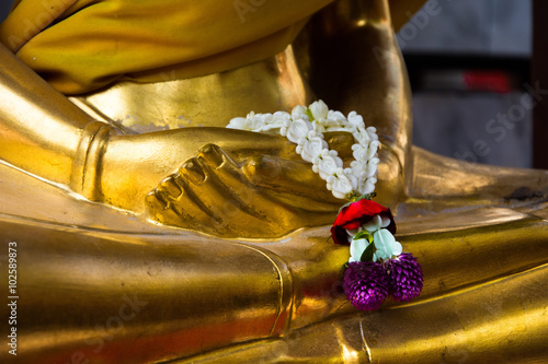 Photography Goldene Buddha Statue in Bangkok mit Blumenkette