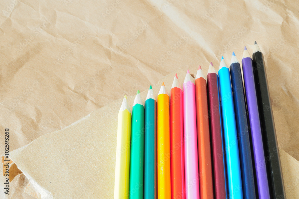 arcobaleno di matite colorate, sfondo con carta da pacchi Stock Photo