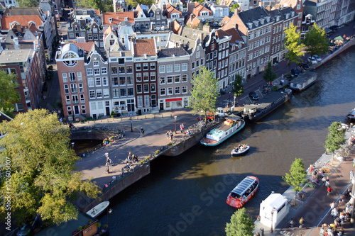 Blick auf Gracht und Häuser im Zentrum von Amsterdam