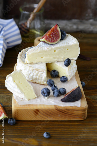 camembert cheese with fruits
