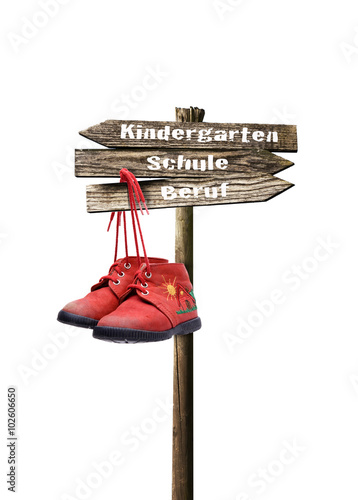 Alter Wegweiser mit Kinderschuhen