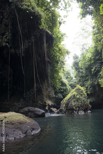 Green Canyon, río en un cañón con mucha vegetación, rocas y grutas. Pandangaran, Java, Indonesia. photo