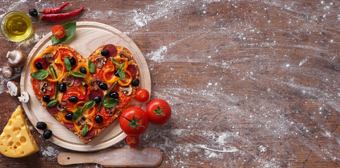 Fototapete Pizzeria Herzförmige Pizza zum Valentinstag  © Romario Ien