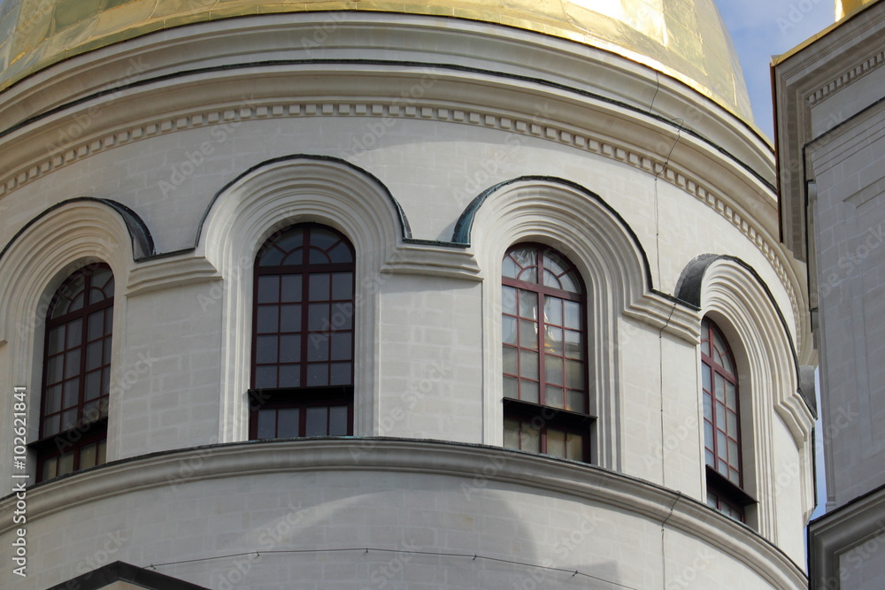 Arched window / Arch window and architectural elements of the building.