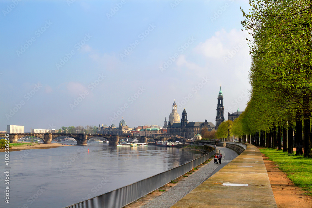 Obraz premium Dresden Altstädter Elbseite im Frühling