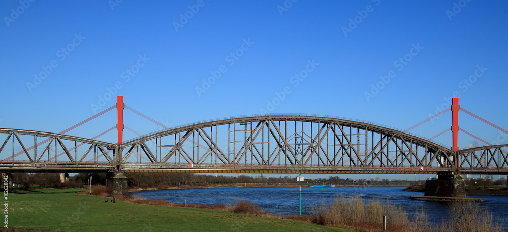Eisenbahnbrücke und Pfeiler der Autobahnbrücke bei Dusiburg Be
