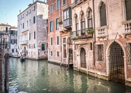 Narrow canal in Venice © Maciej Czekajewski