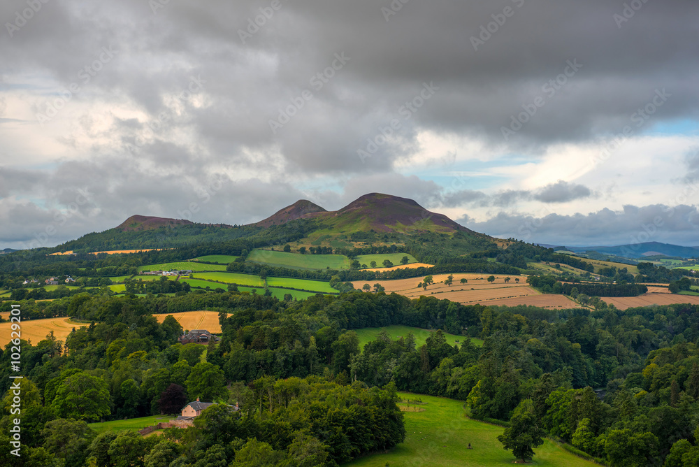 Fototapeta premium Enjoying the beautiful scenery at the scotts view point