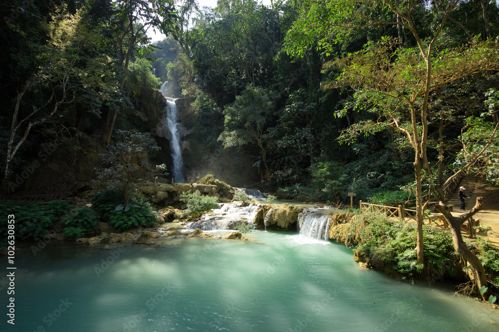Naklejka premium cascade et rivière turquoise, Laos