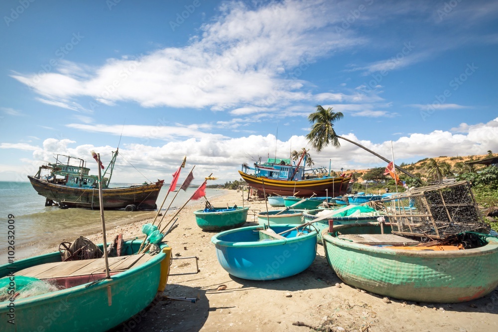 Strand mit Werft in Mui Ne, Vietnam