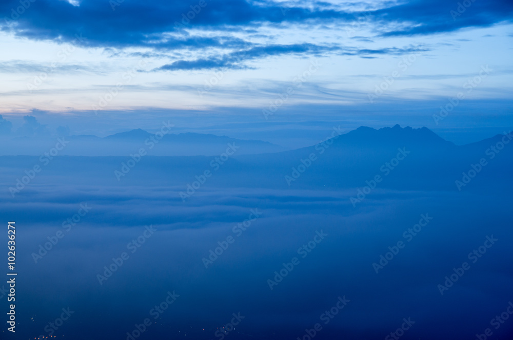 夜明け前の阿蘇雲海と根子岳
