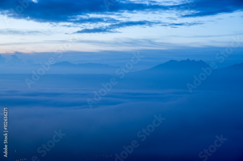 夜明け前の阿蘇雲海と根子岳