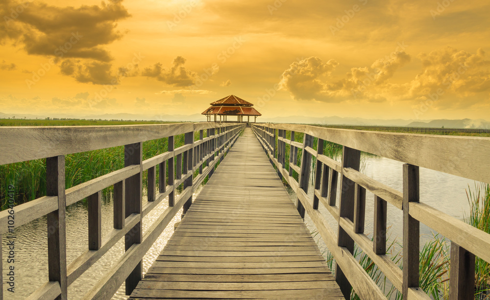 Obraz premium Wooden bridge in synset time at Sam Roi Yot National Park,Thailand