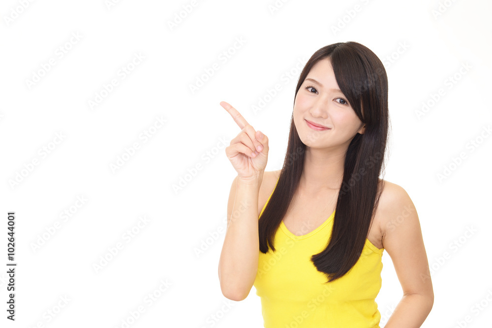 指示する笑顔の女性 指示する笑顔の女性
