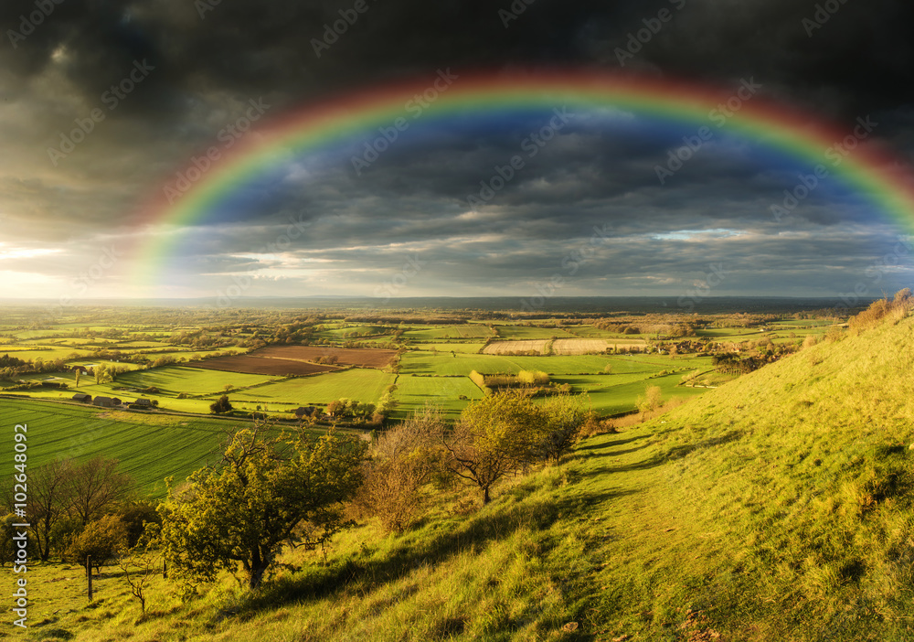 Obraz premium Stunning Summer sunset across countryside landscape with dramati