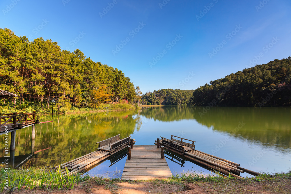 Obraz premium Bamboo rafts in the lake