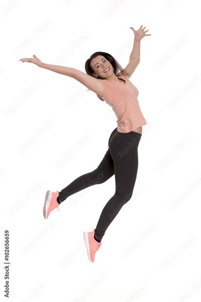 Junge Frau macht einen Luftsprung vor Freude
