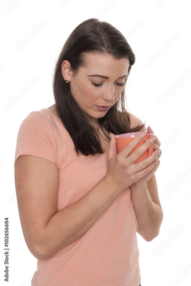 Junge Frau schaut besorgt in ihre Kaffeetasse Junge Frau schaut besorgt in ihre Kaffeetasse
