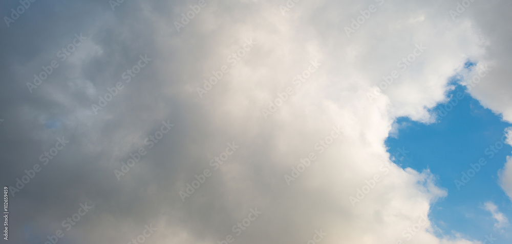 Obraz premium Clouds in a blue sky in winter