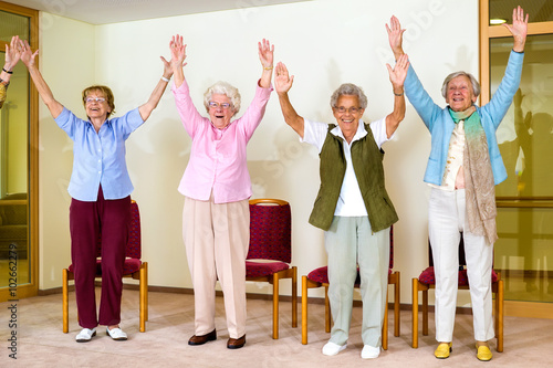 Canvastavla Happy enthusiastic group of senior women.