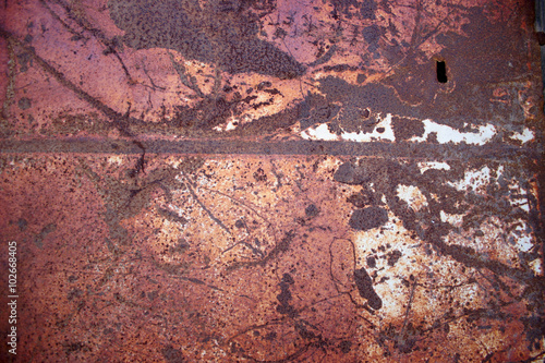 metal oxidado y roto, con distintos tonos de color