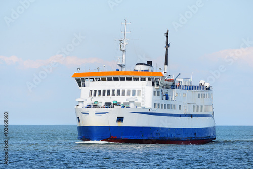 Fototapete Fährensegeln am hellen sonnigen Tag