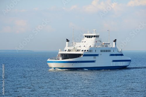 Fototapet Ferry sailing in the bright sunny day