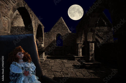 Alptraum - Vollmond und Puppe in einer Ruine © Fotoschlick