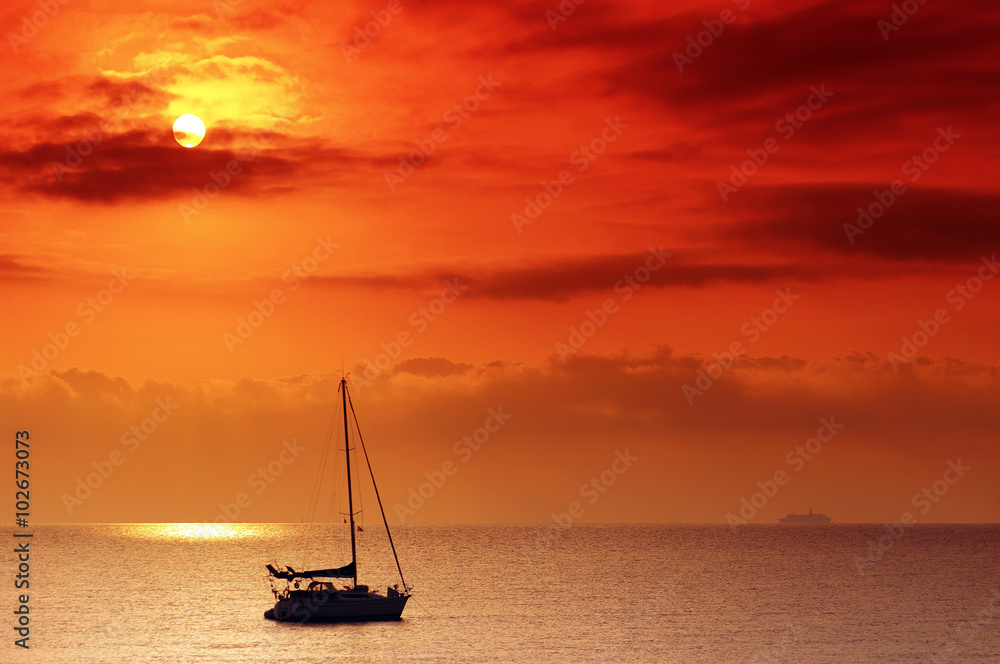 Voilier et ferry en Corse