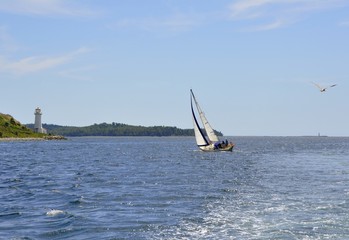 Fotobehang Zeilen Zeilboot bij vuurtoren Georges Island  © skyf