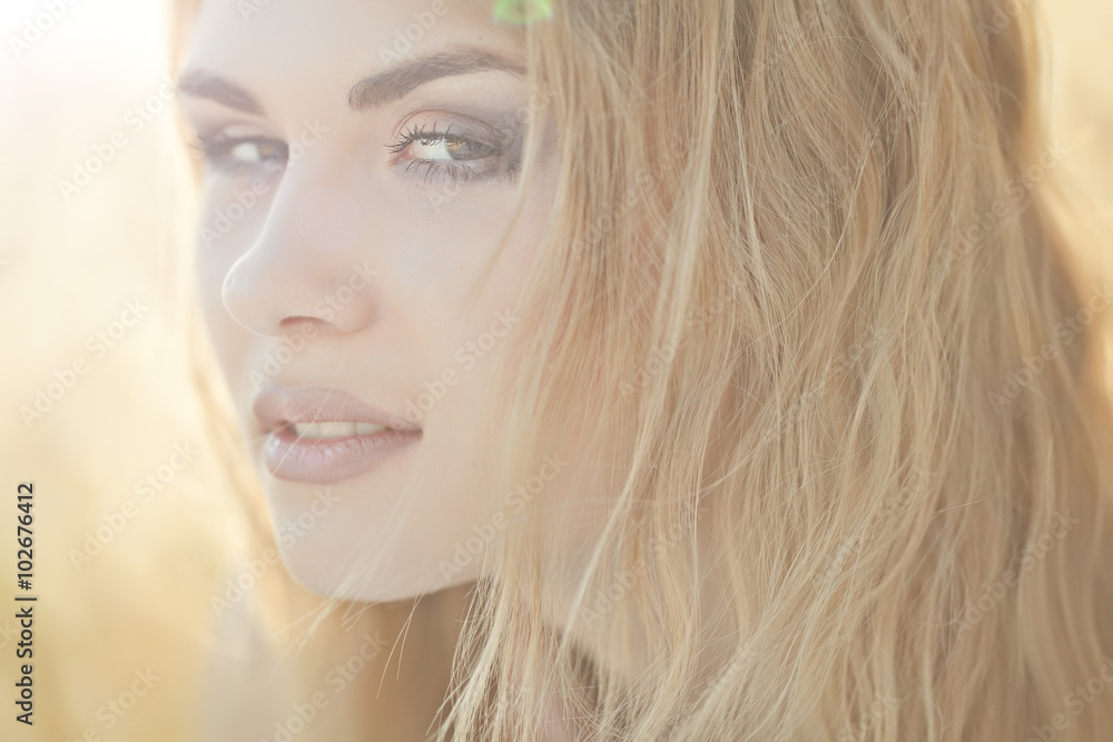 Naklejka premium Beautiful woman walking, hippy 