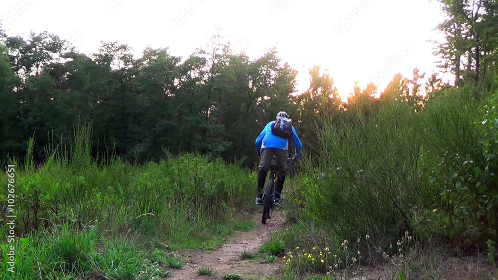 Eine letzter Abfahrt zu später Stunde (Mountainbiker 13) Eine letzter Abfahrt zu später Stunde (Mountainbiker 13)