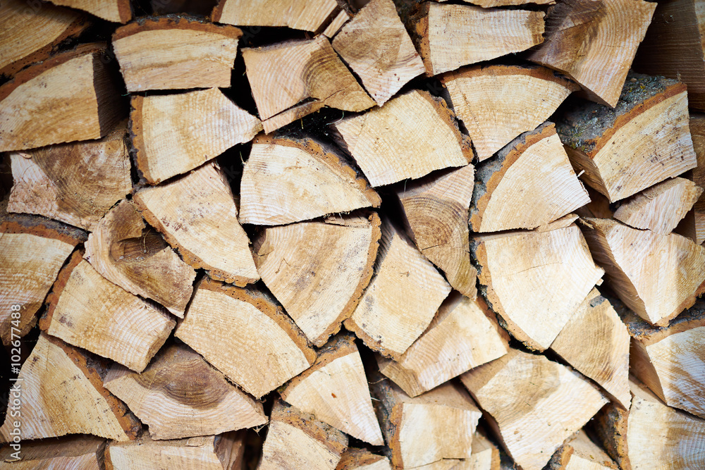 Logs of slitted wood for heating / pieces of oak and beech Logs of slitted wood for heating / pieces of oak and beech