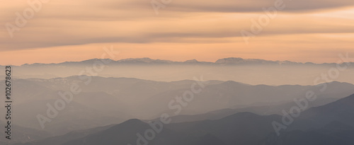 Tablou canvas Layers of beautiful hills in the early fogy morning