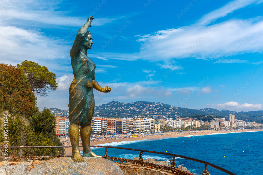 Dona marinera, monument to the Fishermans Wife one of the towns most ...