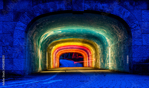 Farbenfroh beleuchtete Unterführung unter der Corneliusbrücke in München