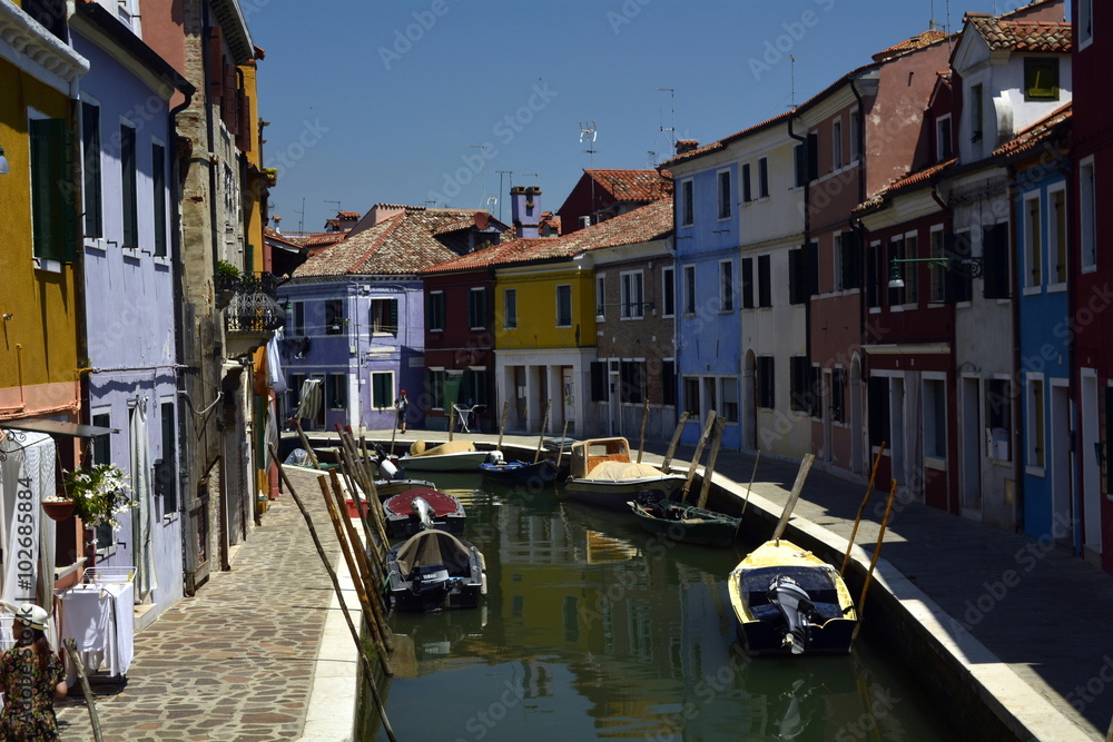 Pequeño canal de la isla de Burano. Laguna de Venecia. Italia