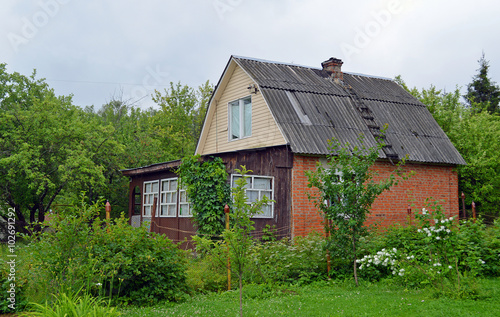 Старый загородный дом, выставленный на продажу, на заросшем приусадебном участке