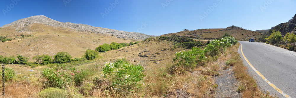 Landschaft auf der Insel Kreta mit Landstraße