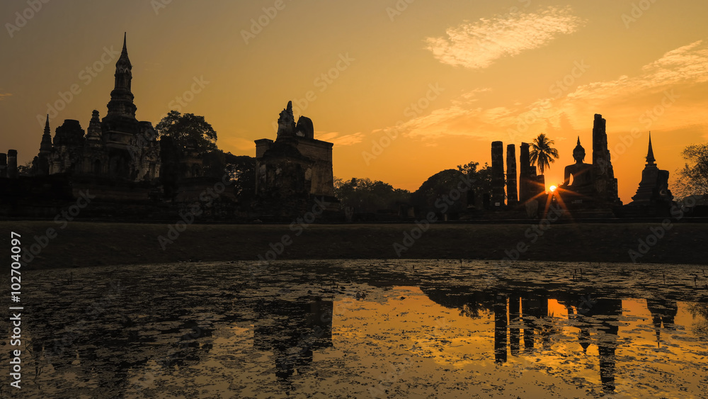 Naklejka premium Silhouette of Sukhothai historical park
