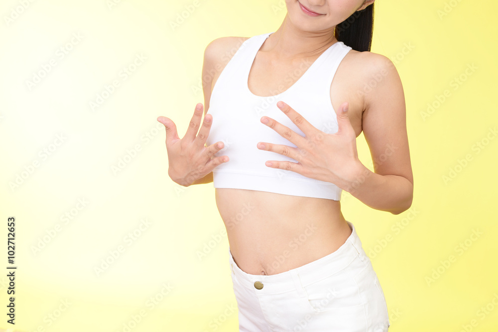 バストケアをする女性 バストケアをする女性