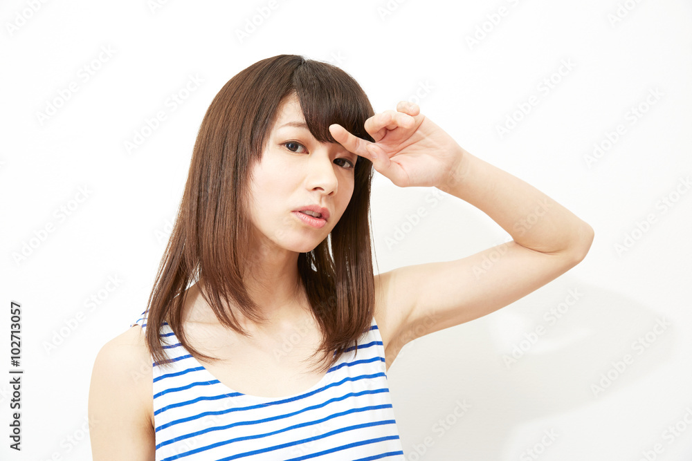 ポートレート 白壁の前に立つ女性 ポートレート 白壁の前に立つ女性