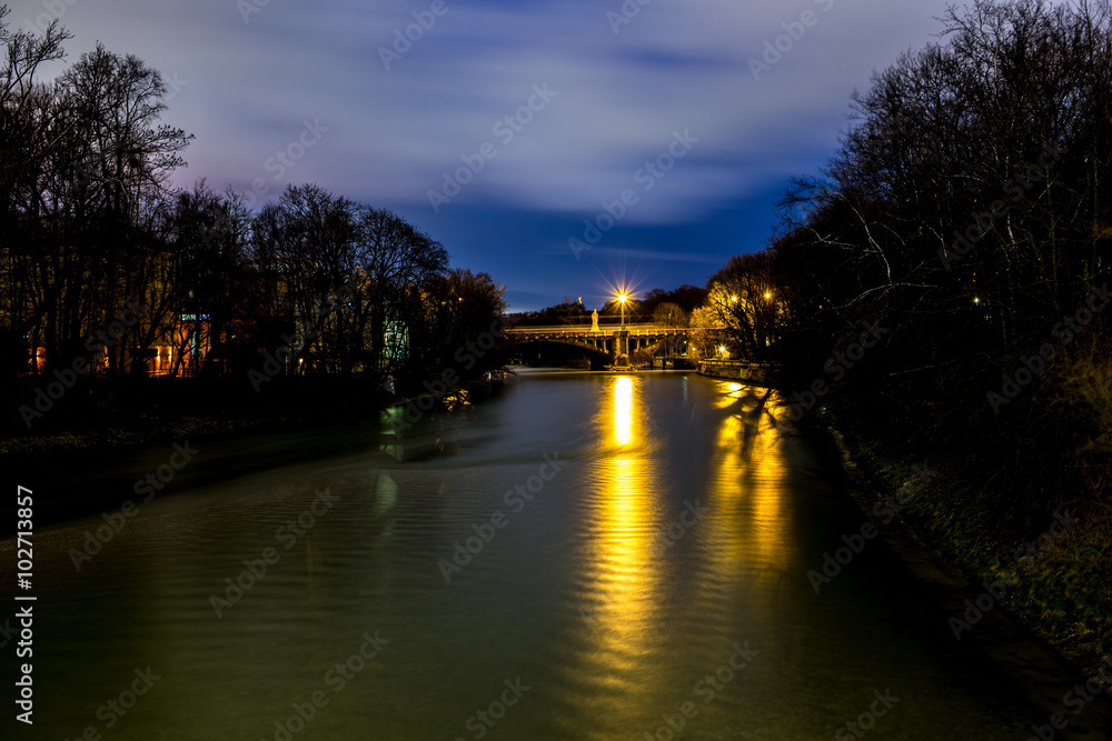 Blick von der Mariannenbrücke auf die Praterinsel an der Isar in München bei Nacht