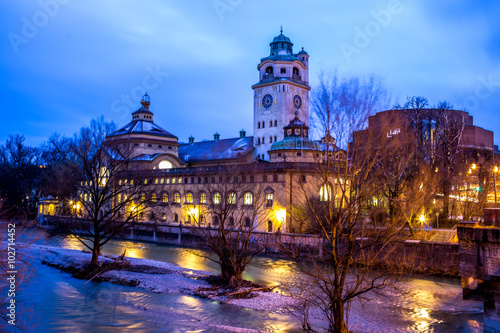 Volksbad an der Isar in München an einem frühen Wintermorgen