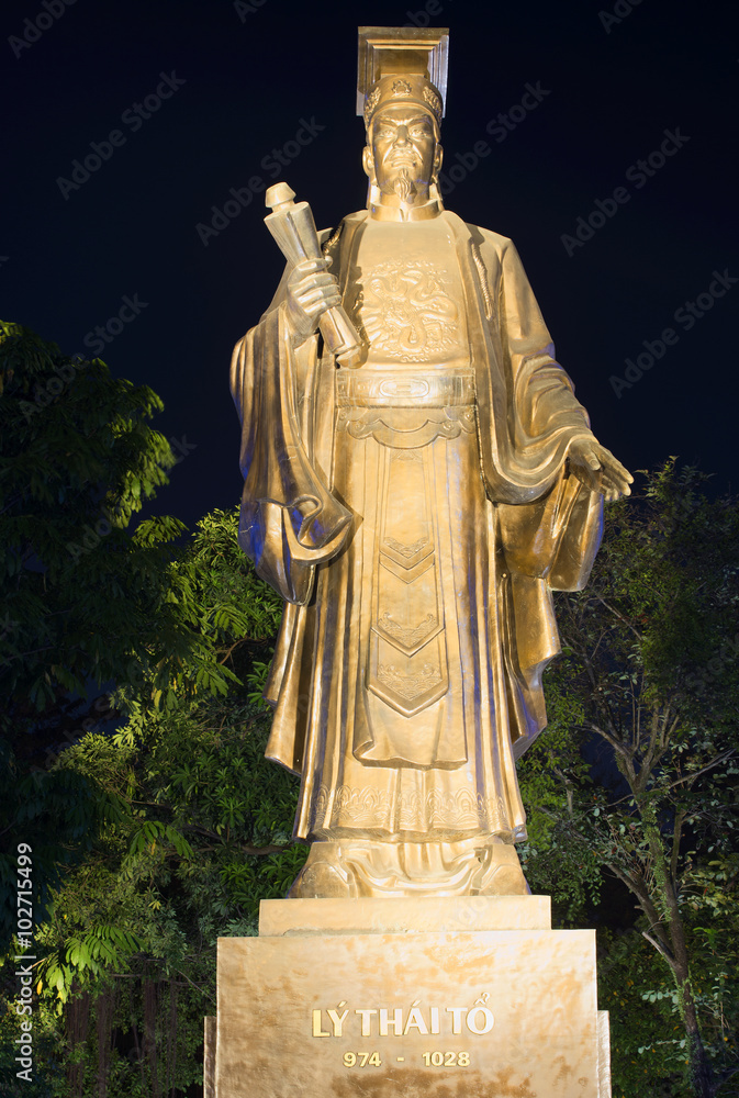 Памятник первому вьетнамскому королю Ле Тхай Лою в Ханое