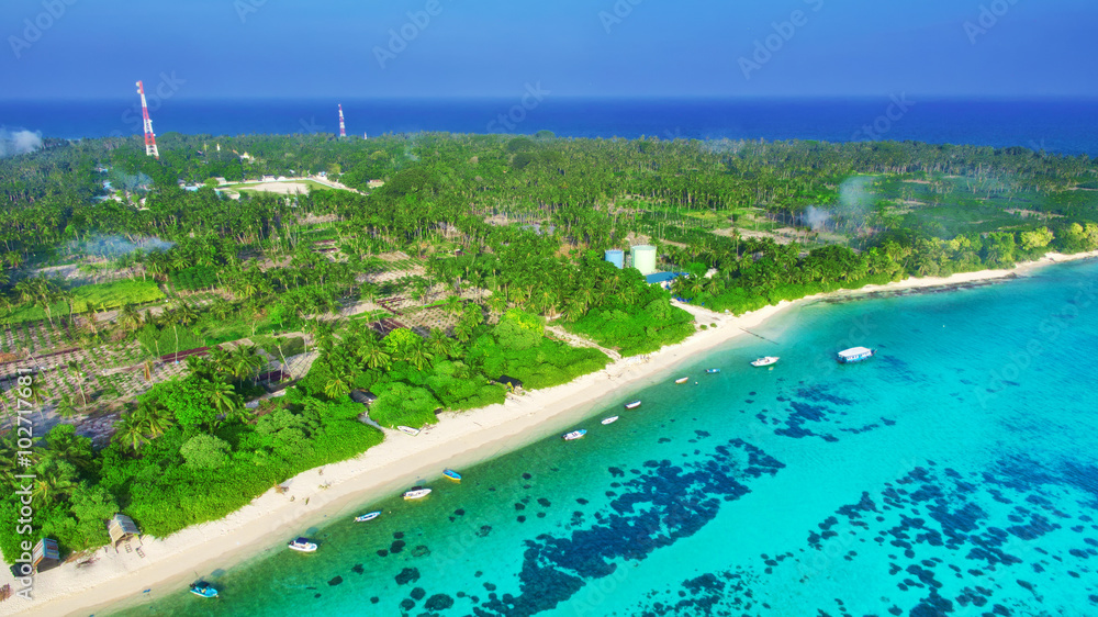 Fototapeta premium Shoreline of a tropical island in the Maldives and view of the I